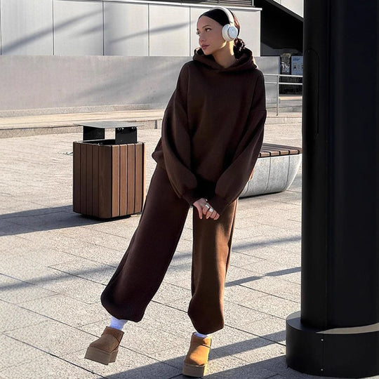 Damen urbanes Oversize-Lounge-Set mit Kapuzenpullover, locker geschnittener High-Waist-Jogginghose und passender Mütze Eichborn Berlin
