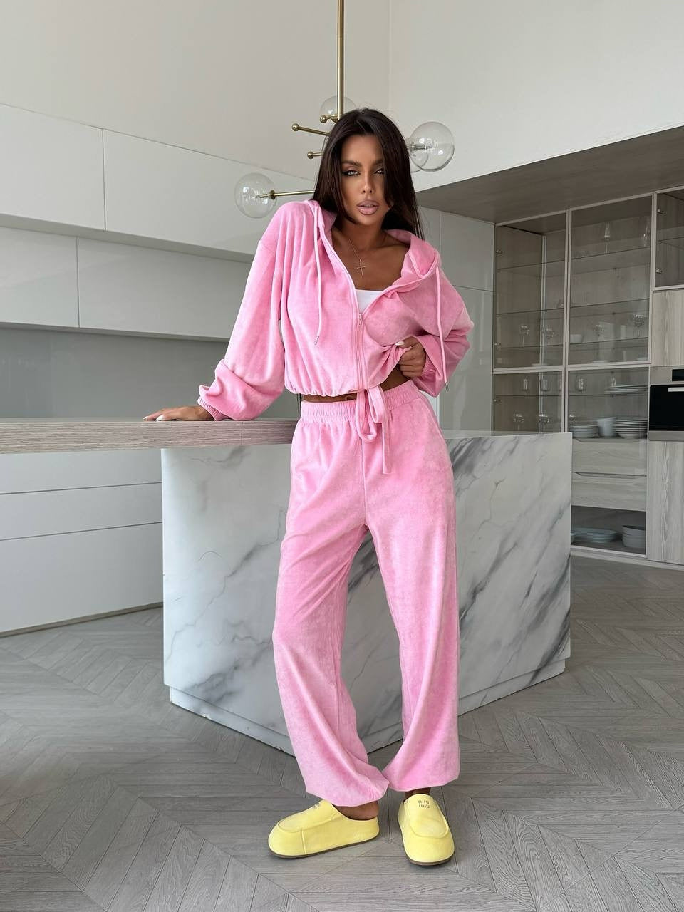 Damen weiches Velours Lounge-Set mit Kapuzenjacke, Reißverschluss und weiten Komforthosen Eichborn Berlin