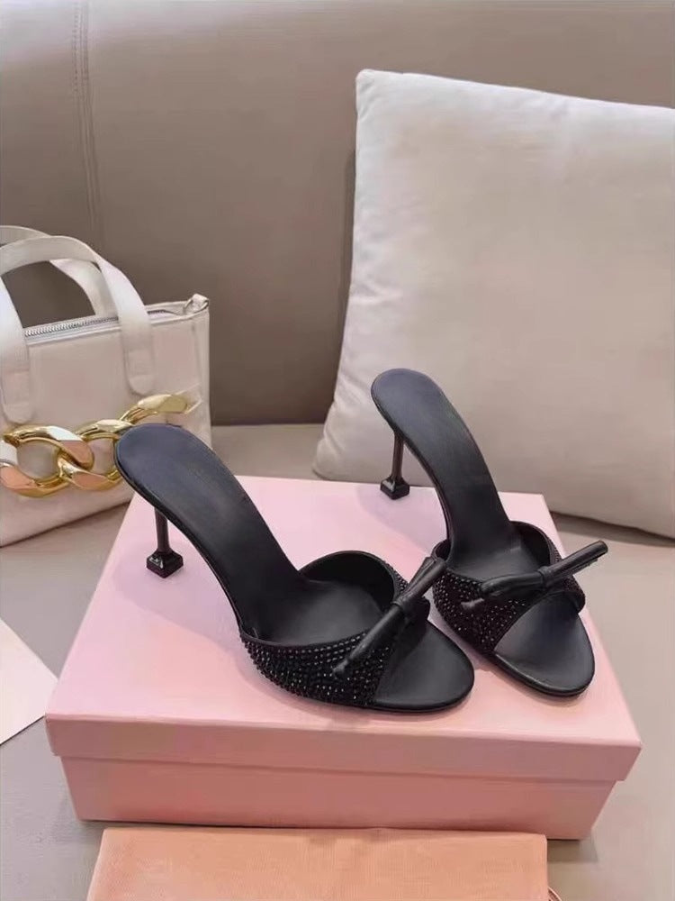 Damen Elegante High-Heel Mules mit funkelndem Kristallbesatz und goldener Zierschleife EB