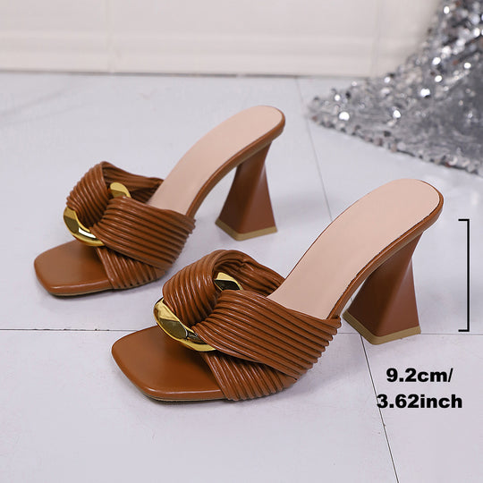 Damen Elegante High-Heel Sandaletten mit modischem Rippendesign und goldener Akzent-Details EB