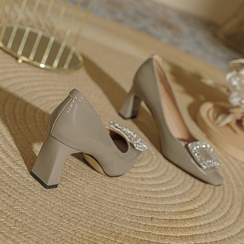 Damen Hochglanz Pumps mit funkelnder Kristallschnalle EB