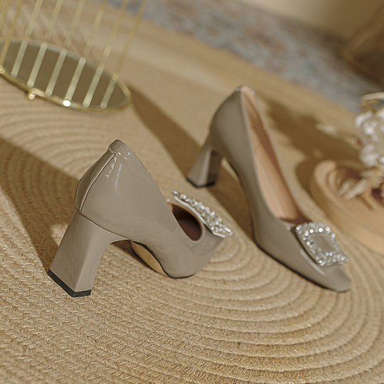 Damen Hochglanz Pumps mit funkelnder Kristallschnalle EB