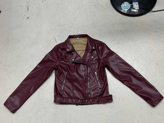 Damen nan taillierte Bikerjacke aus Kunstleder mit asymmetrischem Reißverschluss, metallischen Details und Taillengürtel EB