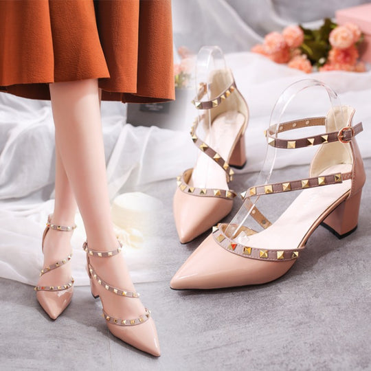Damen nan Riemchen‑Pumps mit Nietenapplikation, spitzer Zehenpartie und mittelhohem Blockabsatz EB