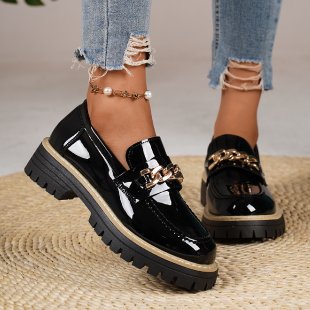 Damen Loafers mit glänzender Lackoberfläche und dekorativer Kettenakzent EB