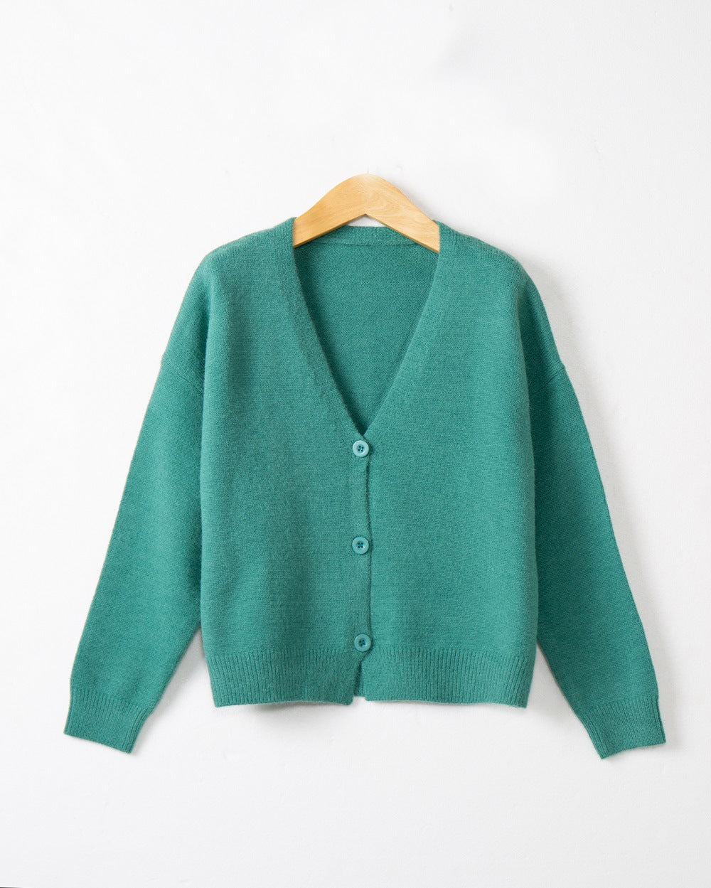 Damen Strickjacke mit V-Ausschnitt und Knopfdetails EB