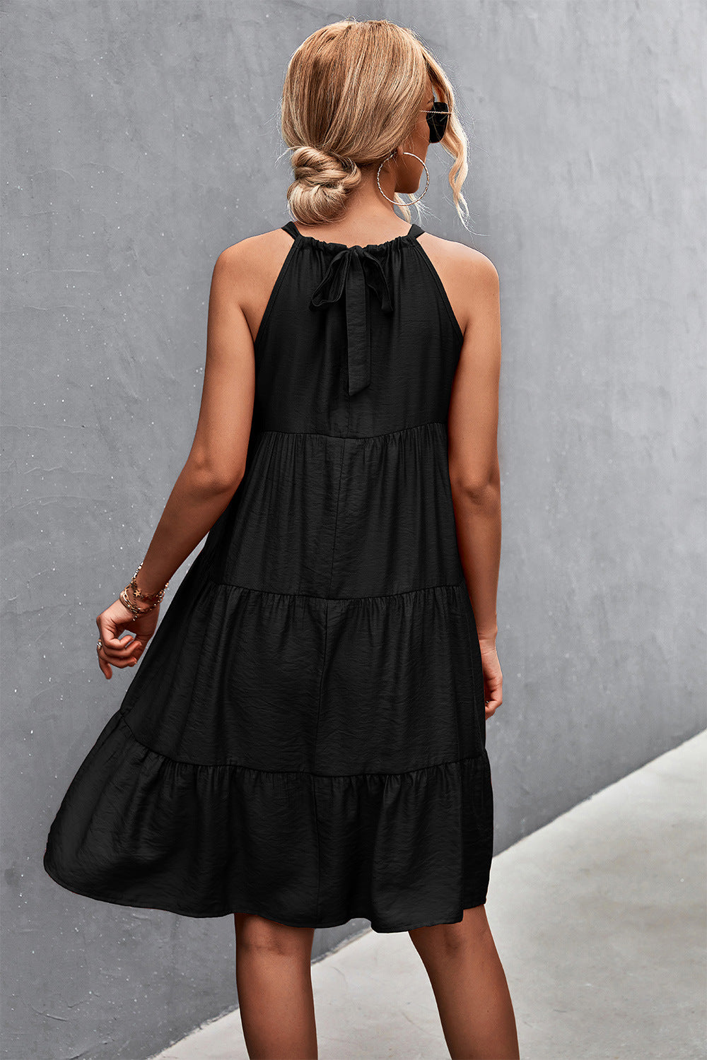 Damen Lässiges Sommerkleid mit hochgeschlossenem Kragen und voluminösem Rock EB