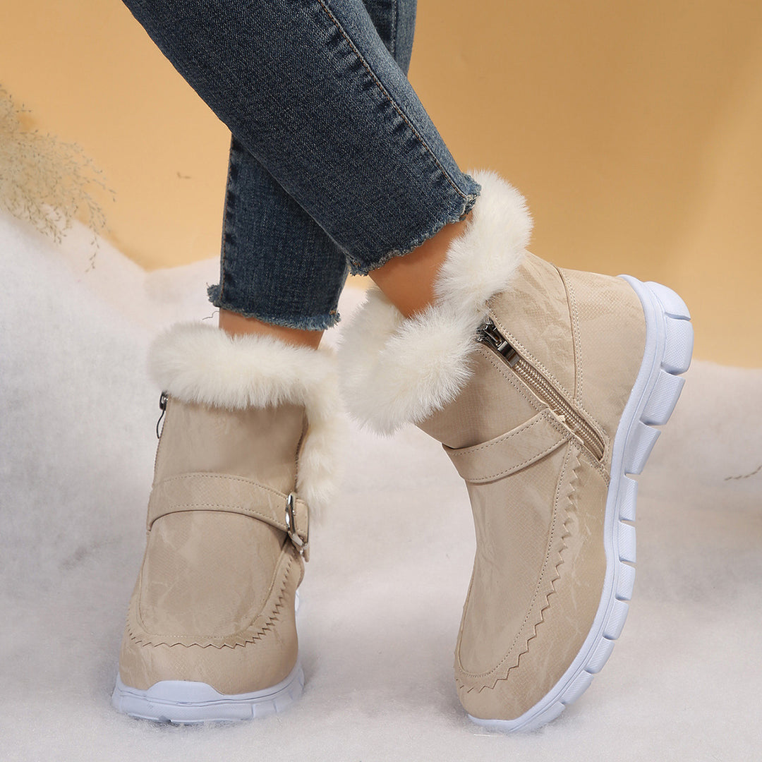 Damen nan gefütterte Kurzstiefel mit Kunstfellbesatz, Velourslederoptik, seitlichem Reißverschluss, dekorativer Metallschnalle und profilierter Lightweight-Sohle EB