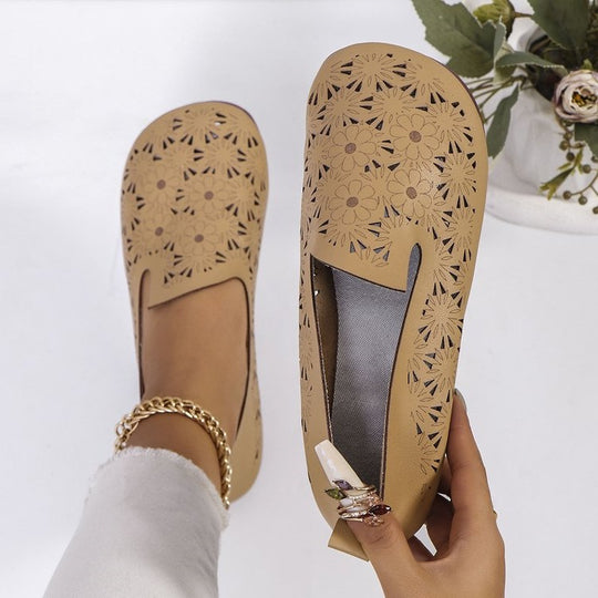 Damen Riemchen-Pantoletten mit luftiger Blumenperforation EB