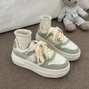 Damen Sportliche Plateausneaker mit kontrastierendem Obermaterial und innovativem Schnürsystem EB