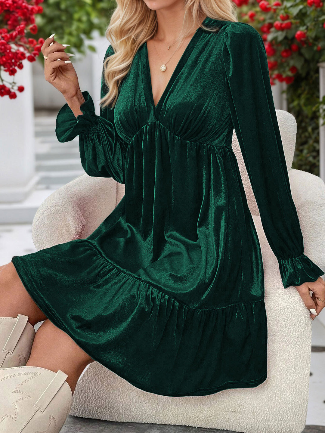 Damen samtiges A‑Linien‑Midikleid mit tiefem V‑Ausschnitt, gerafftem Bustier, Empire‑Passform und Volantstufen Eichborn Berlin