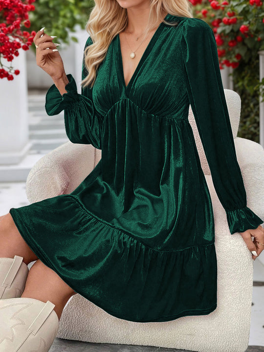 Damen samtiges A‑Linien‑Midikleid mit tiefem V‑Ausschnitt, gerafftem Bustier, Empire‑Passform und Volantstufen Eichborn Berlin