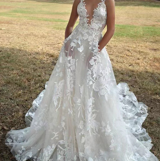 Damen Hochzeitskleid mit aufwendiger Spitze EB