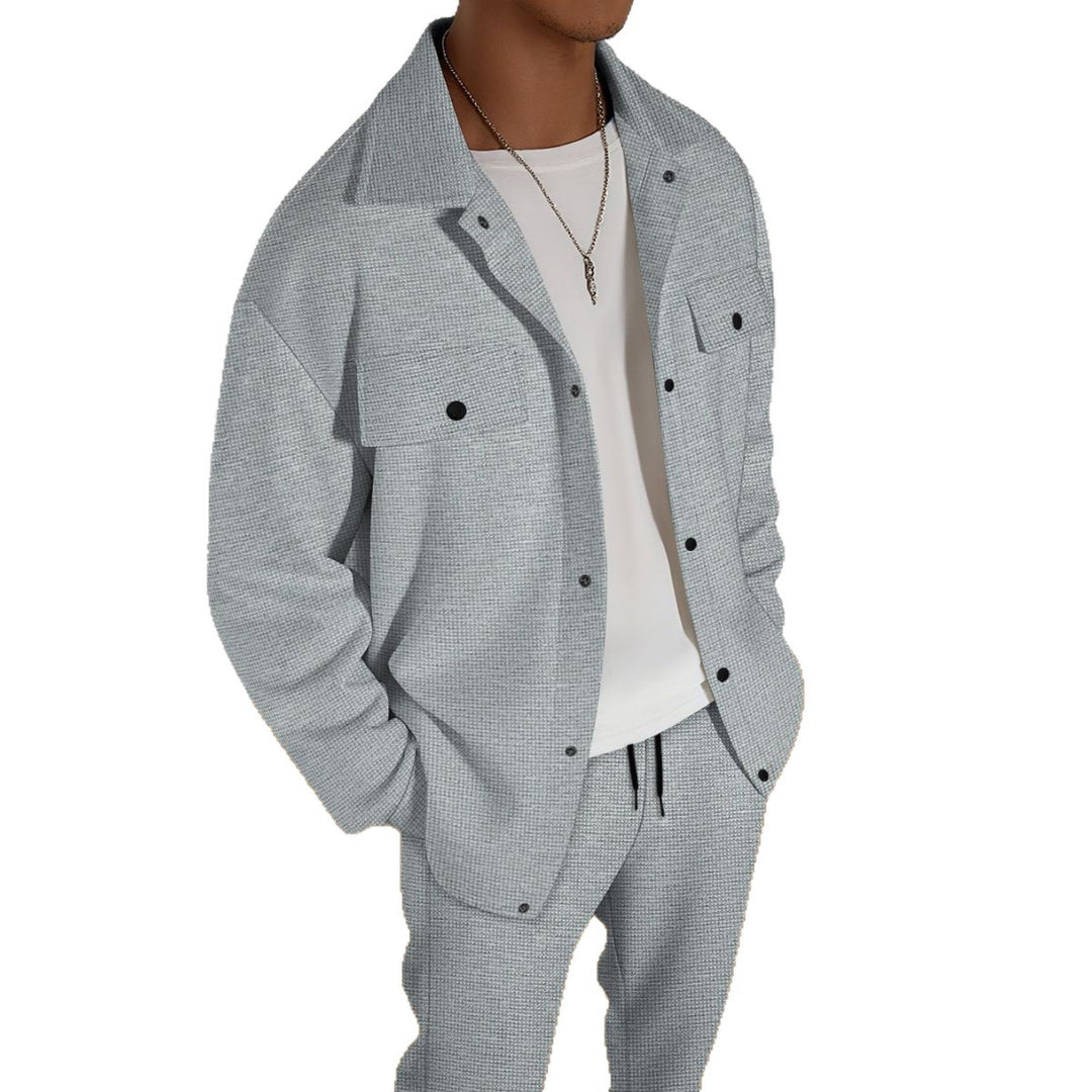 Herren nan zweiteiliges Overshirt-Lounge-Set mit aufgesetzten Klappentaschen, Kordelzug-Hose und feiner Waffelstruktur Eichborn Berlin