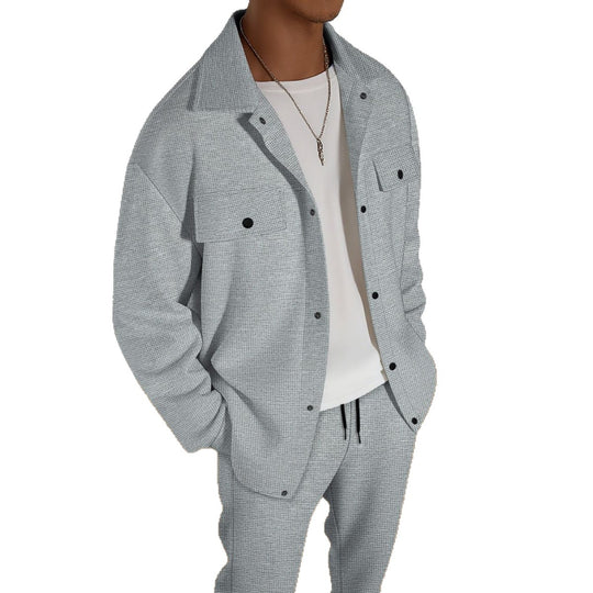 Herren nan zweiteiliges Overshirt-Lounge-Set mit aufgesetzten Klappentaschen, Kordelzug-Hose und feiner Waffelstruktur Eichborn Berlin
