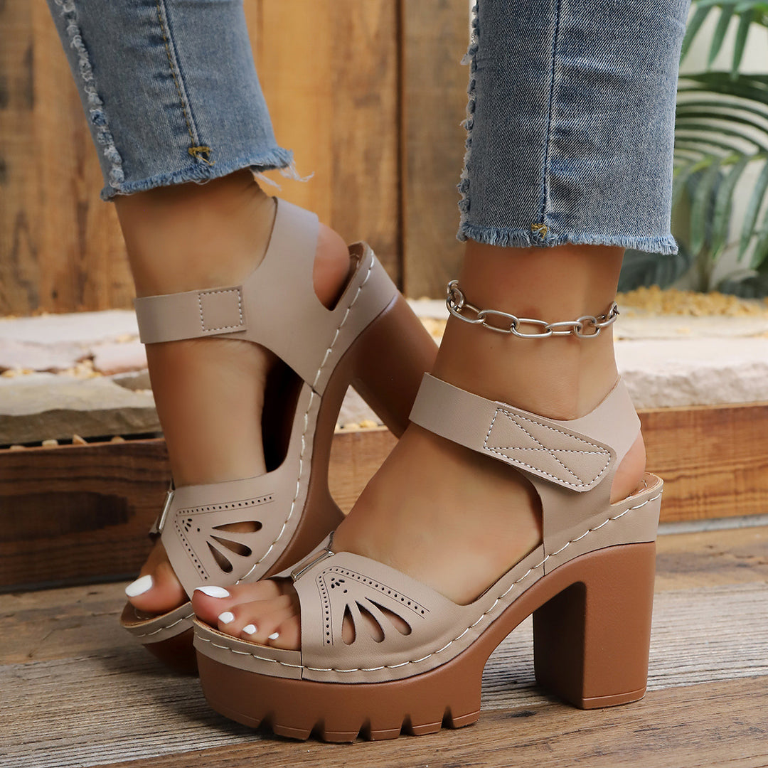 Damen Hochflorige Blockabsatzsandalen mit verspieltem Schnitt EB