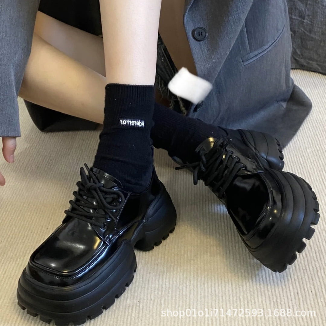 Damen Chunky Schnürschuhe mit robustem Profil und glänzender Oberflächenstruktur EB