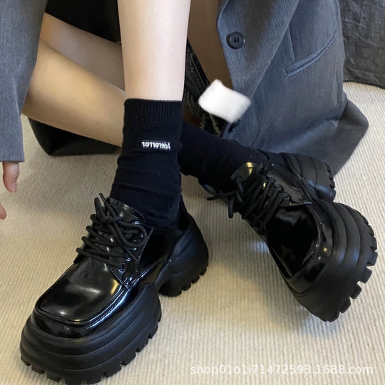 Damen Chunky Schnürschuhe mit robustem Profil und glänzender Oberflächenstruktur EB