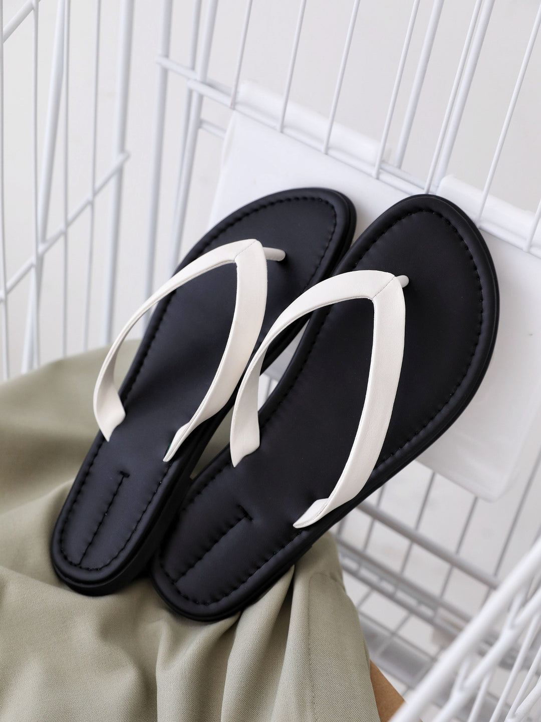 Damen Zehentrenner-Sandalen mit bequemem Fußbett und elegantem Riemendesign EB