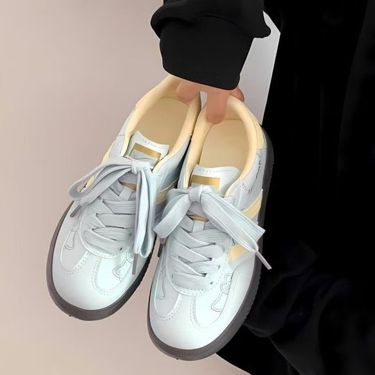 Damen Sneakers mit verspielten Blumenapplikationen und dämpfender Sohle EB
