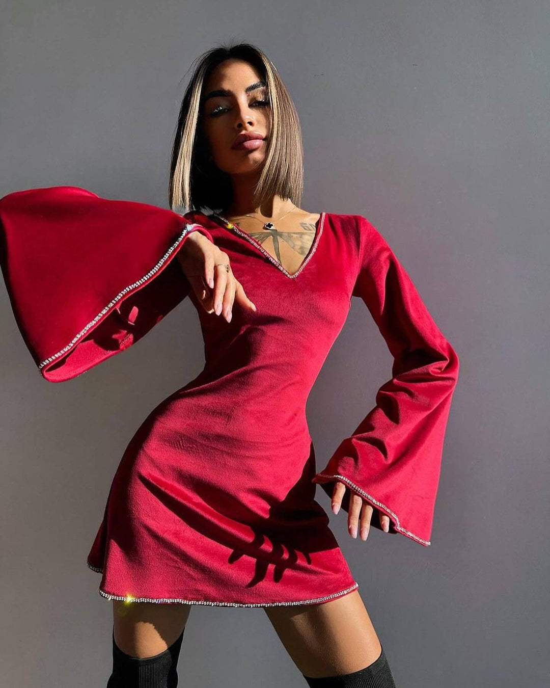 Damen Samt-Minikleid mit ausgestellten Glockenärmeln und Strassbesatz EB