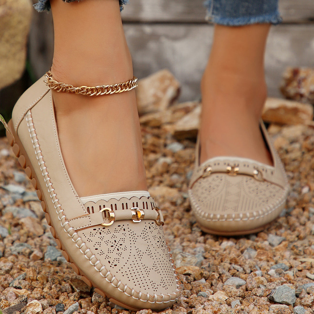 Damen  perforierte Mokassin-Loafer mit gepolstertem Komfortfußbett und dekorativem Metalldetail EB