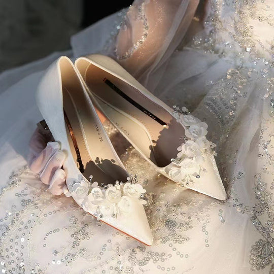 Damen Hochzeitsschuhe mit eleganten Blumenapplikationen und spitzem Design EB