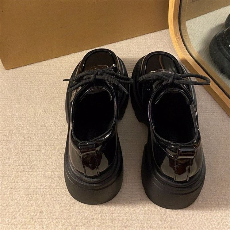 Damen Chunky Sneakers mit glänzender Oberfläche und modischem Anhänger EB