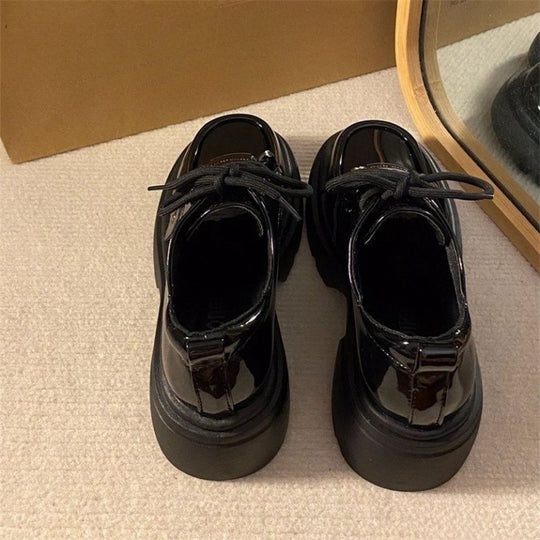 Damen Chunky Sneakers mit glänzender Oberfläche und modischem Anhänger EB
