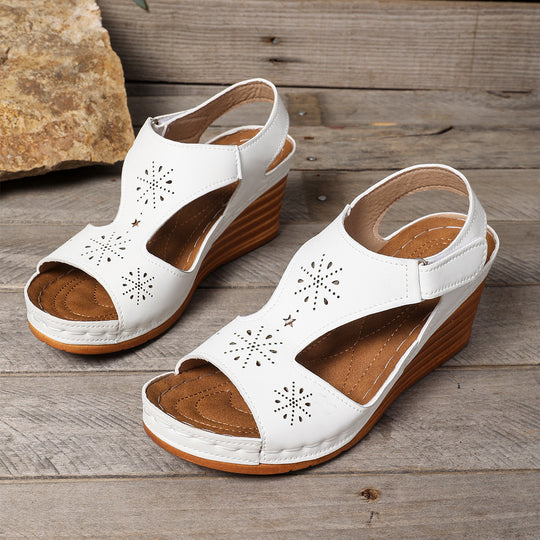 Damen Wedge-Sandalen mit luftigen Cut-Outs und verstellbarem Riemen EB