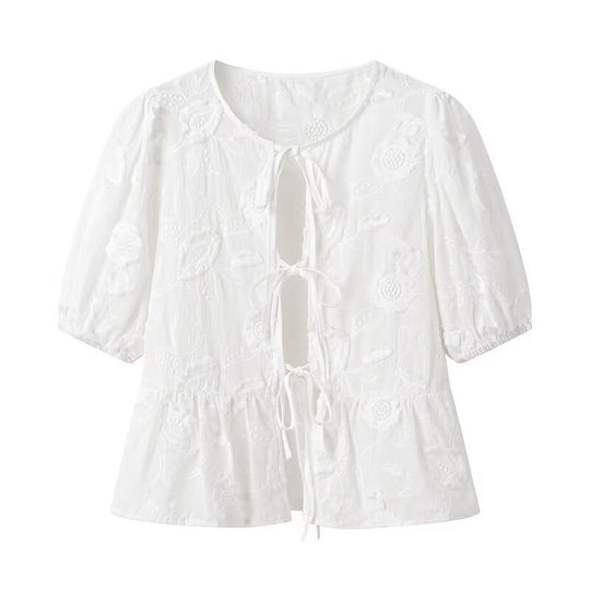 Damen Bluse mit floralem Stickmuster und romantischen Rüschendetails EB