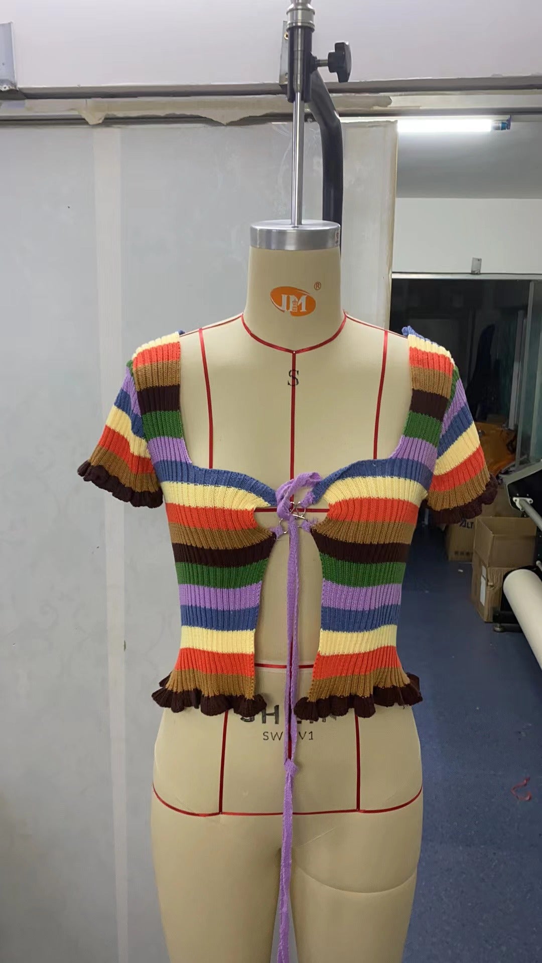 Damen figurbetontes Crop-Top mit modischen Streifen und Rüschendetails EB