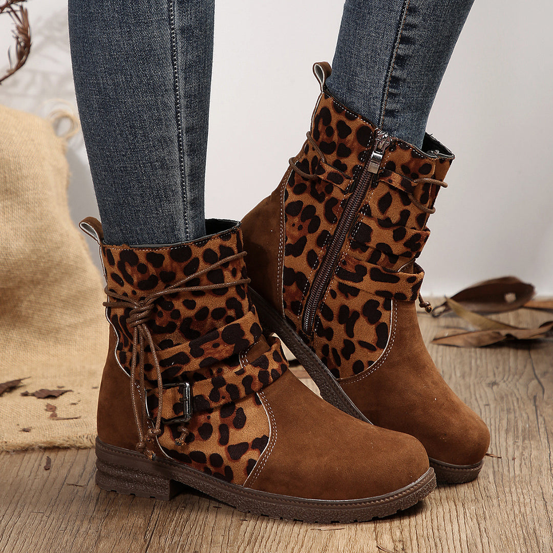 Damen nan knöchelhohe Velourslederoptik-Stiefelette mit Leopardenprint-Falte, seitlichem Reißverschluss und dekorativer Schnalle EB
