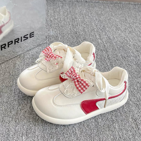 Damen Sneaker mit detailverliebtem Rüschen-Design und süßen Schleifen von EB