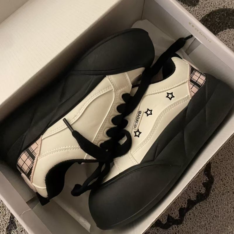 Damen Hochfront Sneaker mit trendigem Plateau und Sternen-Applikationen EB