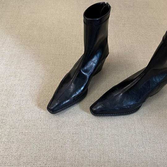 Damen Stiefeletten mit spitz zulaufendem Design und elegantem Blockabsatz EB