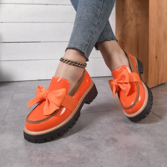 Damen  Lack-Loafer mit großer Zierschleife und profilierter Gummisohle EB
