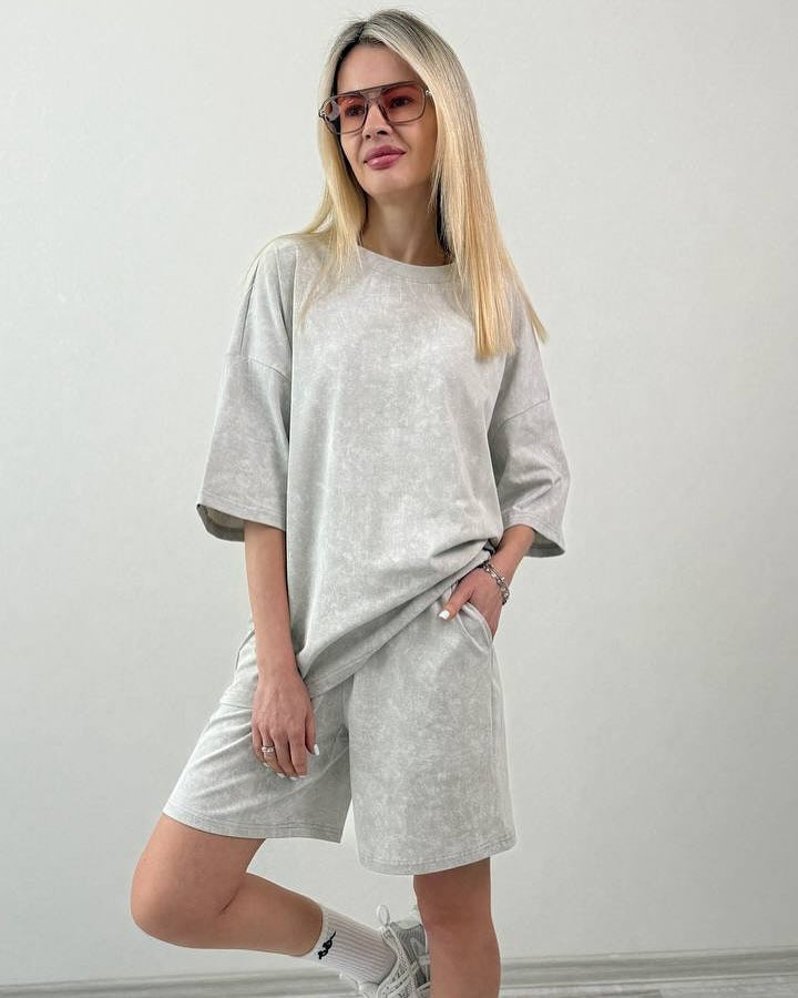 Damen elegantes Freizeit-Set aus locker sitzendem T-Shirt und kurzen Pants EB