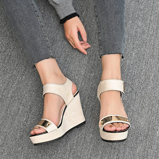 Damen nan Keilabsatz-Sandalette mit Plateau und metallischen Details EB
