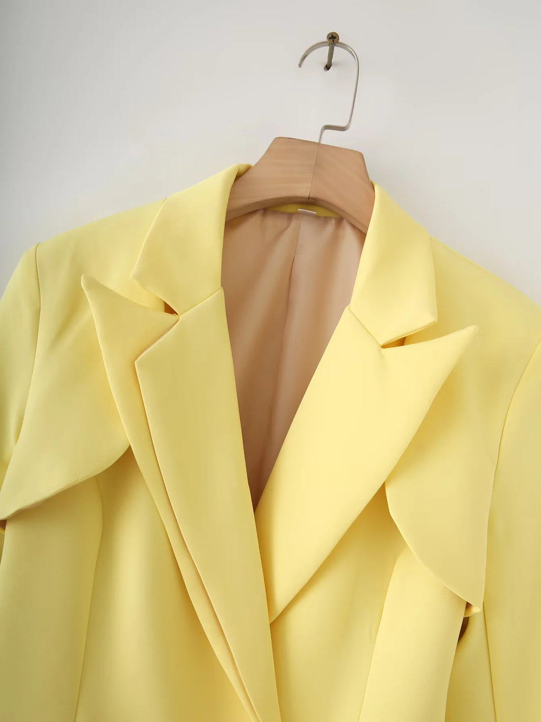 Damen strukturierter Blazer mit eleganten Klappärmel und dekorativem Verschluss EB