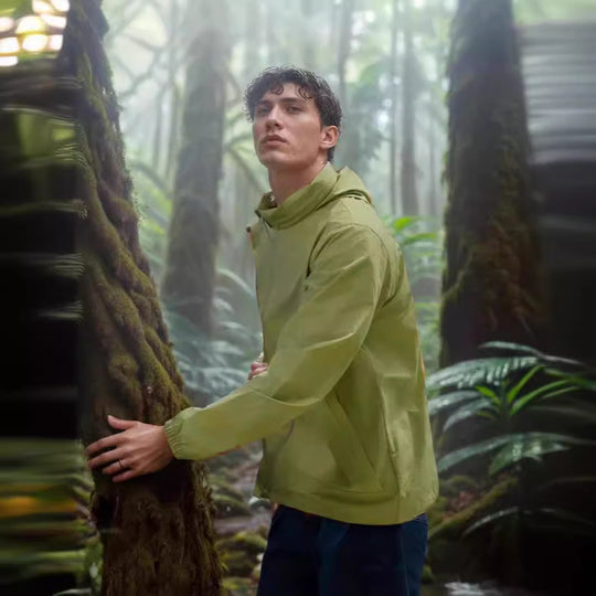 Herren funktionale Outdoor-Jacke mit verstellbarem Kapuzenkragen und atmungsaktiven Einsätzen EB