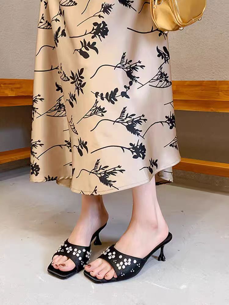 Damen elegante Pantoletten mit filigranem Blumenmuster und schickem Absatz EB