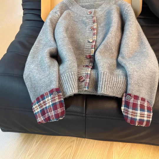 Damen Strickjacke mit Kontrastkragen und dekorativen Knöpfen EB