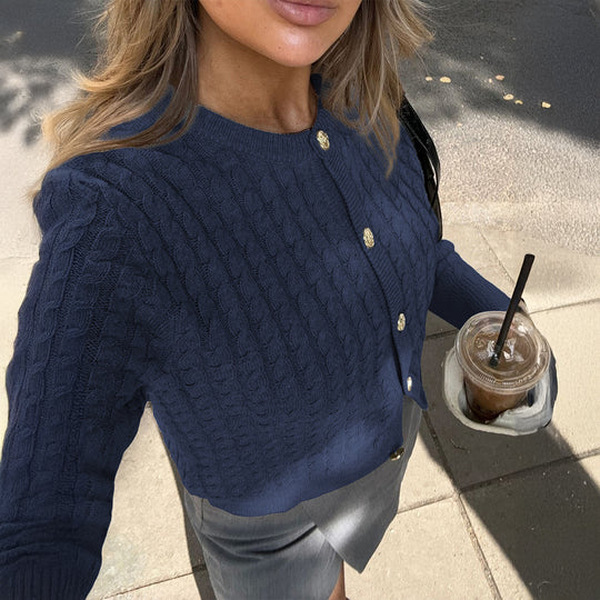 Damen nan cropped Zopfstrick-Strickjacke mit dekorativen Medaillonknöpfen und Rundhalsausschnitt EB