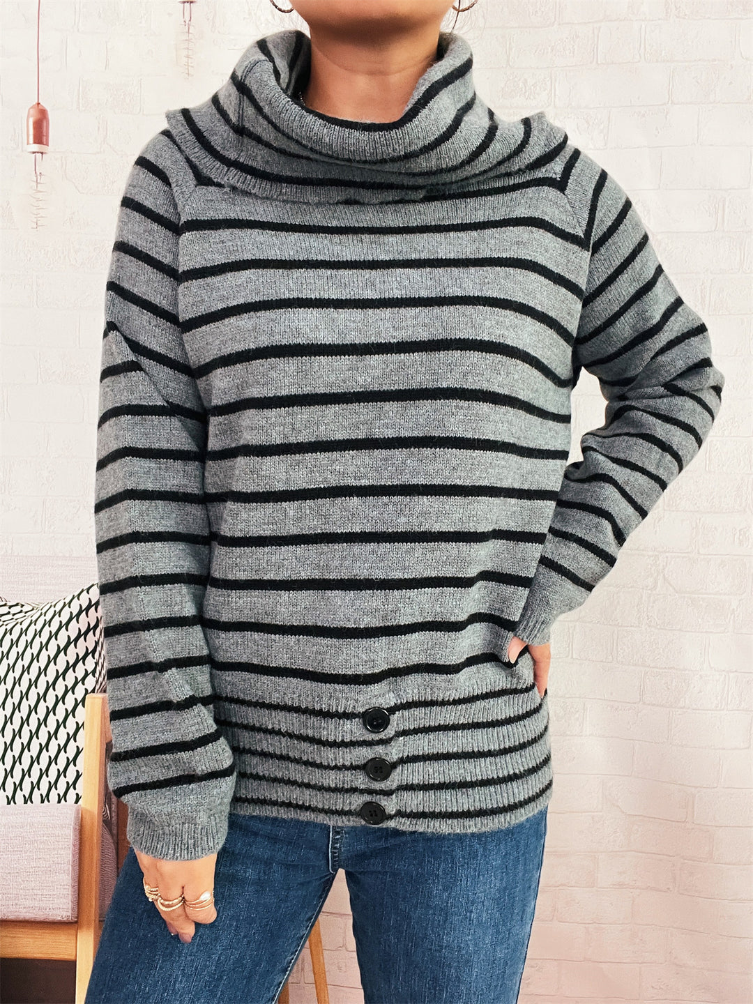 Damen Pullover mit weichem Kragen und dekorativen Knöpfen EB