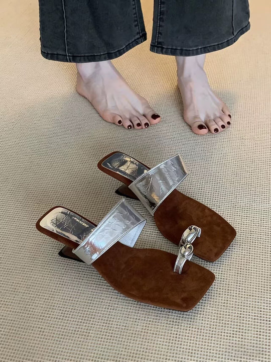 Damen Elegante Sandalen mit dekorativem Goldakzent und komfortablem Fußbett EB