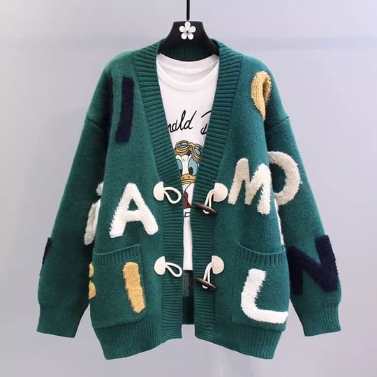 Damen Strickjacke mit buntem Buchstabenmotiv und praktischen Taschen EB