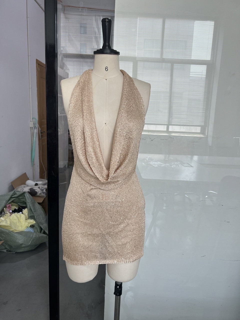 Damen Glamouröses Pailletten-Minikleid mit tiefem V-Ausschnitt und lockerer Passform EB