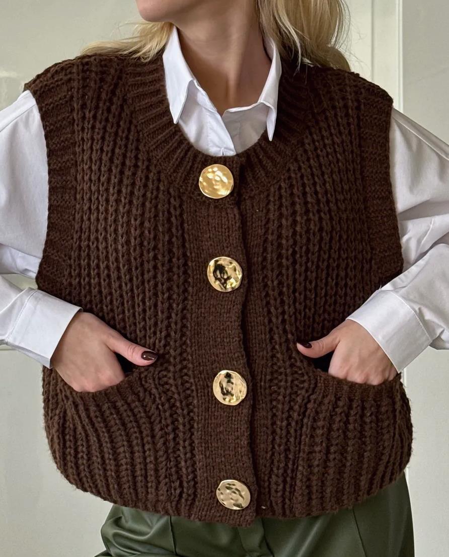Damen gemütliche Strickweste mit großen Knöpfen und praktischen Taschen EB