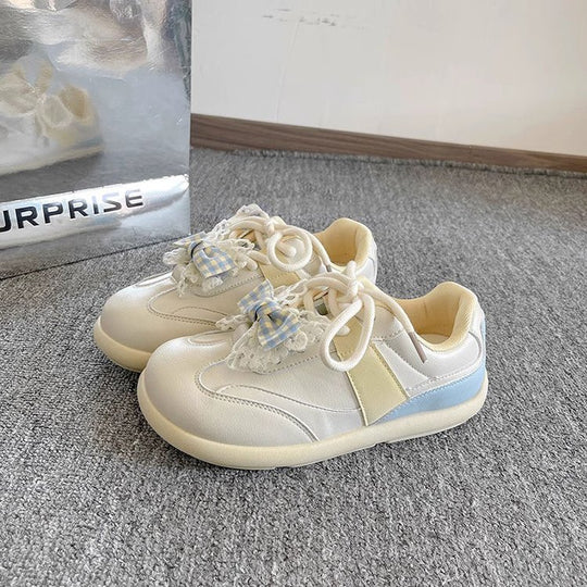 Damen Sneakers mit romantischem Rüschendetail und gepolsterter Sohle EB